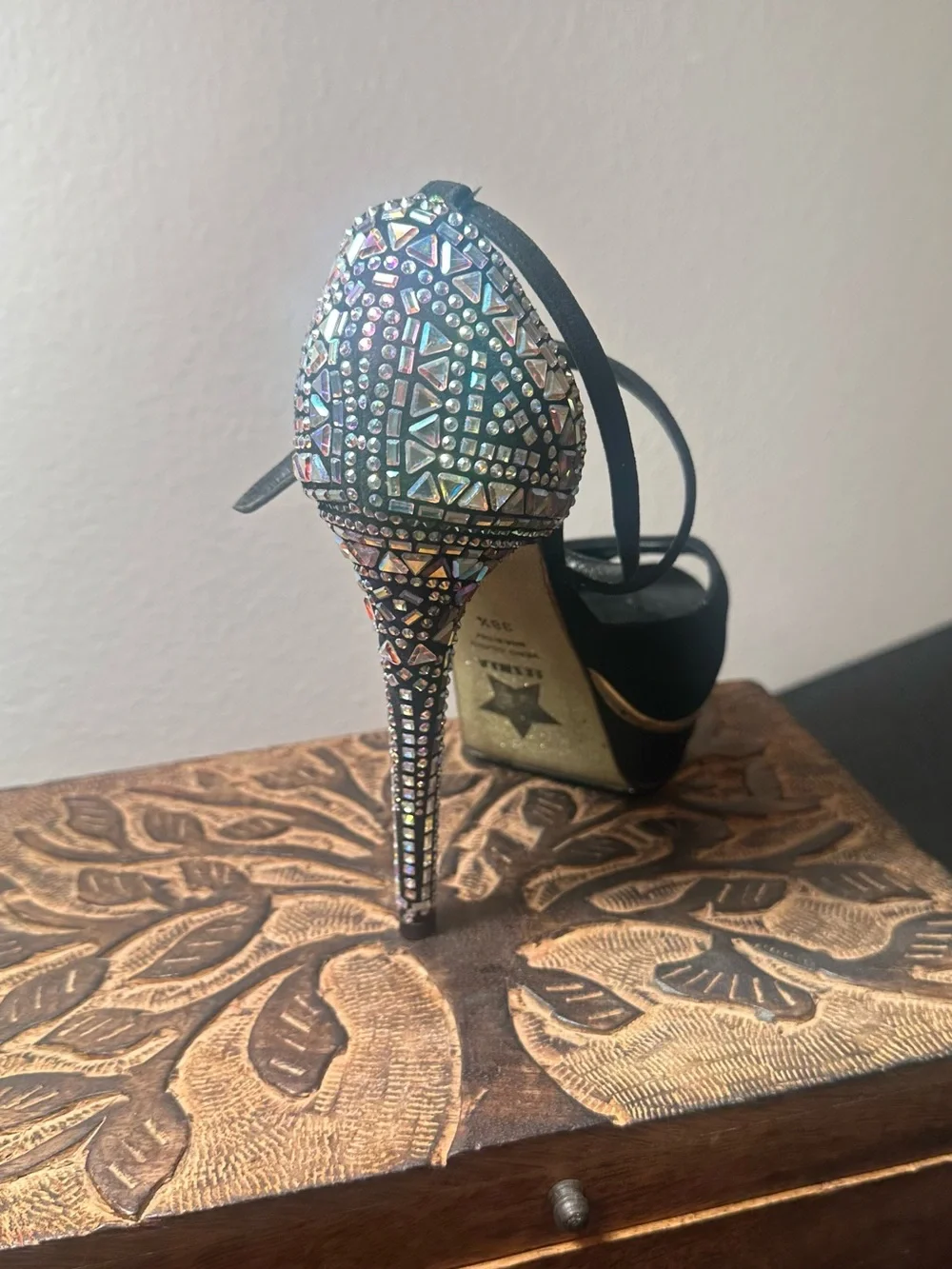 Le Silla Italian originals Black Jeweled Platform Peep-Toe pumps